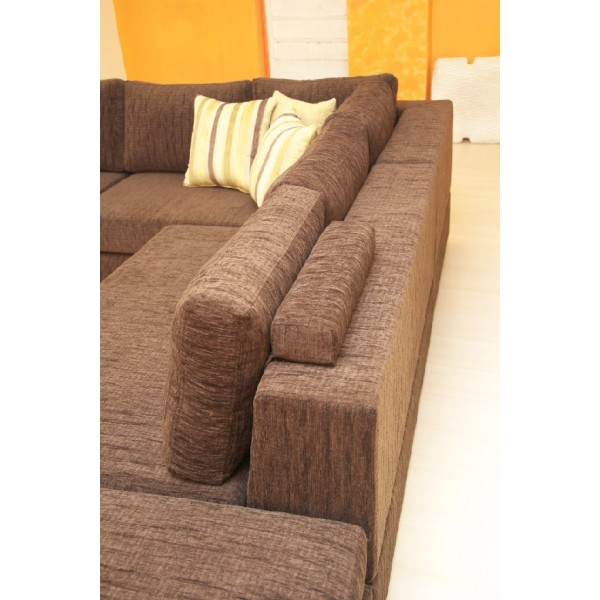 γωνιακός καναπές με πλούσια μαξιλάρια. Δυνατότητα επιλογής χρωμάτων και διαστάσεων.