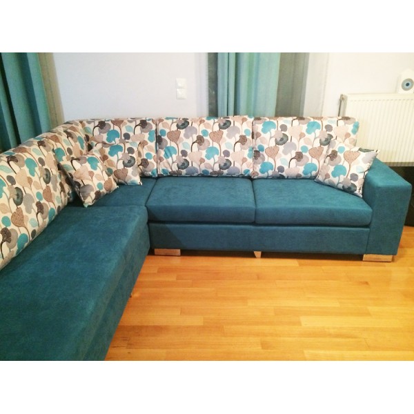 Καρέ γωνιακός καναπές με μεταλλικά πόδια και πλούσια μαξιλάρια. Δυνατότητα επιλογ'ης χρωμάτων και διαστάσεων.