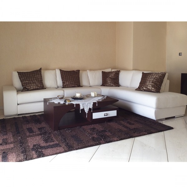 Ειδικές κατασκευές σαλονιών - Καρέ γωνιακός καναπές με μεταλλικά πόδια και πλούσια μαξιλάρια. Δυνατότητα επιλογ'ης χρωμάτων και διαστάσεων.